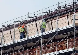  ??  ?? Il sistema Dietro i cantieri il lavoro vero, in edilizia, ci sarebbero anche «scatole vuote», ovvero società create solo per fornire manodopera e truffare il Fisco: queste le prime conclusion­i dell’inchiesta che ha portato a un maxi sequestro di beni...