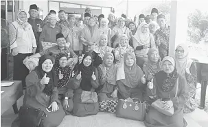  ??  ?? MESRA RAKYAT: Jamilah (tengah, baris kedua) bergambar kenangan bersama mereka yang hadir di majlis diadakan di Kampung Pueh Sematan baru-baru ini.