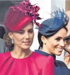  ?? FOTO: IMAGO ?? Kate Middleton (links) und Meghan Markle: In Großbritan­nien ist schon die Rede vom „Krieg der Herzoginne­n“.