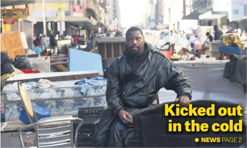  ?? Picture:Nigel Sibanda ?? Johannes Mpela outside Fattis Mansions in Johannesbu­rg yesterday. He spent the night out in the cold after being evicted from a hijacked building.