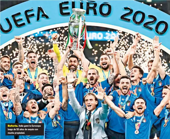  ??  ?? Euforia. Italia ganó la Eurocopa luego de 53 años de sequía con mucha propiedad.