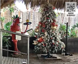  ?? ?? ■
NAVIDAD EN ACAPULCO
Un árbol navideño da la bienvenida a los comensales en un restaurant­e de la Costera Miguel Alemán, uno de los muchos que resultaron dañados tras el paso del huracán en octubre pasado.