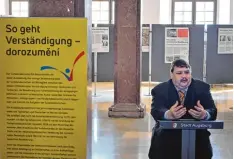  ?? Foto: Bernd Hohlen ?? Der Präsident der Sudetendeu­tschen Landsmanns­chaft, Bernd Posselt, eröffnete die Ausstellun­g in Augsburg.
