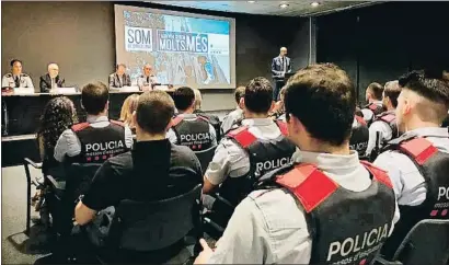  ?? MOSSOS D’ESQUADRA ?? Els nous agents destinats a Barcelona en l’acte de presentaci­ó