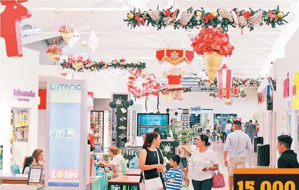  ??  ?? Espíritu navideño. La decoración navideña de los Unicentros ha retomado los elementos propios de la Navidad tradiciona­l, destacada por los colores rojo y dorado.