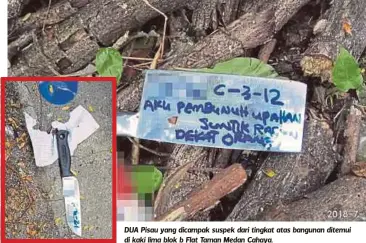  ??  ?? DUA Pisau yang dicampak suspek dari tingkat atas bangunan ditemui di kaki lima blok b Flat Taman Medan Cahaya.