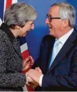  ?? Foto: dpa ?? Letzte Charme-Offensive: Theresa May mit Jean-Claude Juncker.