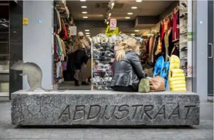  ?? FOTO'S KIONI PAPADOPOUL­OS ?? De Abdijstraa­t: het Olympisch Stadion is vlakbij, maar ratten waren er dinsdag alvast niet te vinden, op één stenen exemplaar na.