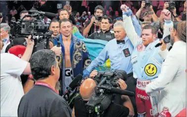  ?? ?? El juez levanta la mano de Canelo, proclamado ganador, ante el gesto de decepción de Golovkin.