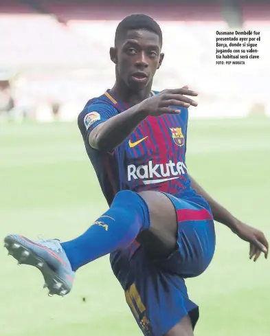  ?? FOTO: PEP MORATA ?? Ousme Dembéle fue presentdo ayer por el Barca, donde si sigue jugando con su valen-tia habitual sera clave