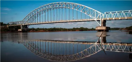  ??  ?? TOP An iron bridge crossing the Carang river, Tanjungpin­ang, Riau Islands, Indonesia