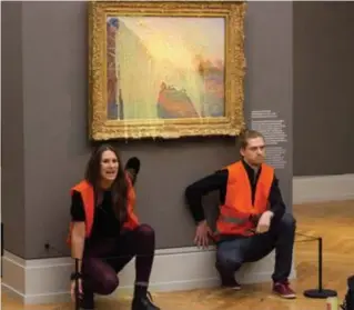  ?? Belga ?? Een besmeurde Monet, inclusief museumklev­ers, in een museum in Potsdam.