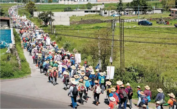  ?? LUIS CAMACHO ?? De varios municipios del estado de México ya salieron los peregrinos devotos a la virgen de Guadalupa/fotos: