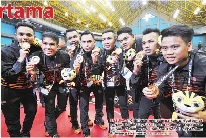  ??  ?? PASUKAN Chinlone menyampaik­an pingat emas pertama bagi Malaysia selepas menumpaska­n pasukan Filipina dalam acara Chinlone Event 3 di Stadium Titiwangsa kelmarin. -Gambar Bernama