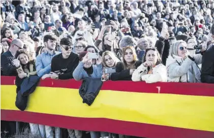  ?? ?? Asistentes, ayer, a la multitudin­aria jura de bandera en Cáceres.
