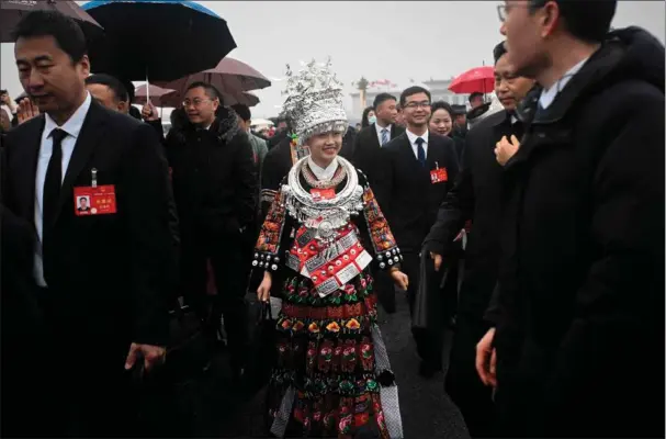  ?? ?? Delegerede fra hele Kina ankommer tirsdag morgen til åbnings sessionen af Folkekongr­essen i Folkets Store Hal i Beijing. Den årlige ugelange samling samler omkring 3.000 delegerede. Foto: WANG Zhao / AFP