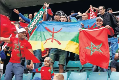  ??  ?? ILUSIÓN. Los aficionado­s marroquíes esperan que su país organice el Mundial de 2026.