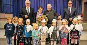  ?? RP-FOTO: RUTH KLAPPROTH ?? Seniorenad­ventsfeier in Effeld: Bürgermeis­ter Manfred Winkens und Ortsvorste­her Alexander Staas (re.) mit den ältesten Besuchern und Kita-Kindern, die Theater spielten.