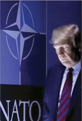  ??  ?? Trump ameaça sair da NATO mas deixou Bruxelas com garantia de continuar