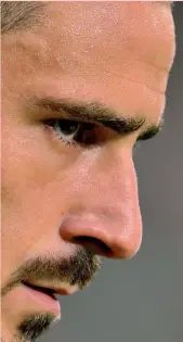  ??  ?? Due intensi primi piani di Leonardo Bonucci, 30 anni, e del tecnico rossonero Rino Gattuso, 39