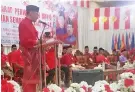  ??  ?? Hishammudd­in ontok minanahak boboroson pinotimpuu­n do Pitimbunga­kan Umno Bogian Semporna.