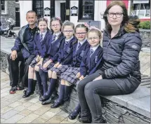  ??  ?? Charles Spreadbury with Hazel Kelso and daughters Alyssa, Aimee, Lucie, Macy and Eve.