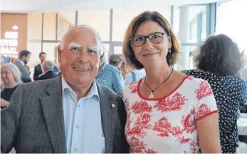  ?? FOTO: HEGO ?? Anton und Tine Hecht sind bei der offizielle­n Eröffnung der Inselhalle am Mittwoch dabei. Anton Hecht findet die Halle schön, aber der Vorplatz brauche mehr Grün, sagt er.