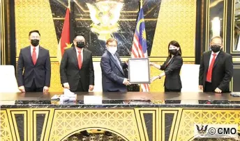  ??  ?? Kueh presenting a scroll to Abang Johari as Sheda’s life patron in-chief. Wong is second le