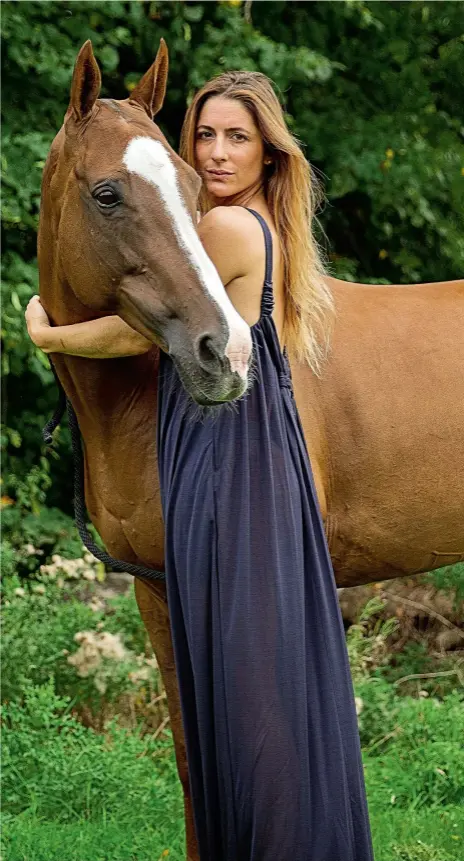  ??  ?? Desde Londres, la mejor polista argentina confiesa que su pasión por los caballos y por el polo la impulsan a pelear por la inclusión de la mujer en el deporte que ama. Con diseños de la uruguaya Gaby Hearst reivindica la femineidad.