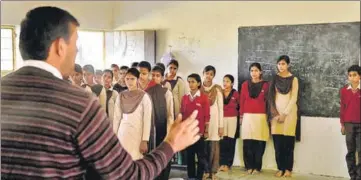  ?? HIMANSHU VYAS/HT PHOTO ?? Students attend a class at Shaheed Balwant Singh Government Model Senior Secondary School in Alwar.