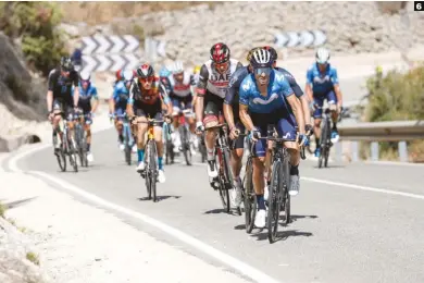  ??  ?? 6 Con las botas puestas. Alejandro Valverde se fue al suelo cuando lanzaba una ofensiva que pintaba muy bien.