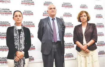  ??  ?? La próxima mandataria de la capital, Claudia Sheinbaum (izq.), se reunió ayer en su casa de transición con el rector de la Universida­d Autónoma Metropolit­ana (UAM), Eduardo Peñalosa Castro (centro).