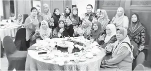  ??  ?? SOKONG WAN JUNAIDI: Wan Hamzah beramah mesra dengan pimpinan wanita PBB dari tiga cawangan dalam Parlimen Santubong pada majlis makan malam di Kuching kelmarin.