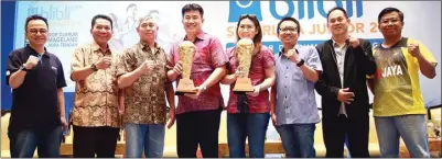  ?? WAHYUDIN/JAWA POS ?? UNTUK JUNIOR: Dari kiri, Jefrey Maeda (Blibli.com), Achmad Budiharto (direktur Superliga), Christian Hadinata (PB Djarum), Alan Budi Kusuma, Susy Susanti, Hendro Santoso (PB Exist), Hermawan Susanto (Sarwendah Badminton Club), dan Erwan Purnomo (PB...