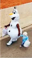  ??  ?? Jaime Coronel and his daughter Mara donned fancy- dress costumes when they put out their rubbish during lockdown – much to their neighbours' amusement.