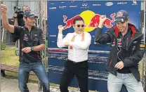  ?? YON HAP / AP ?? Balladors. Mark Webber i Sebastian Vettel imiten la coreografi­a del raper coreà Psy