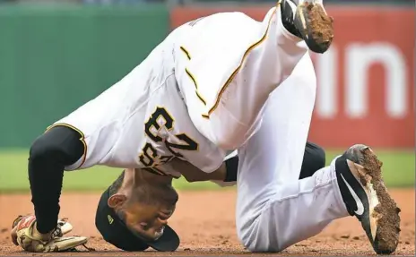  ?? Peter Diana/Post-Gazette ?? David Freese took a one-hopper to the throat off the bat of the Braves' Dansby Swanson Friday at PNC Park.