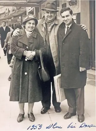  ?? FOTOS: PRIVAT ?? 1959 in Ulm: Tosun Merey (rechts) mit seinen Eltern nach der Ankunft in Deutschlan­d.