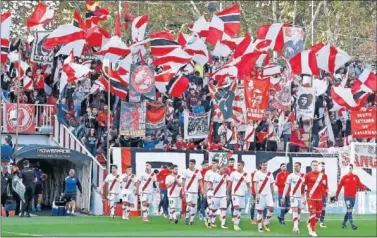  ??  ?? HISTÓRICO. Vallecas vive con ilusión el regreso del Rayo a Primera y ya ha alcanzado los 13.000 abonados.