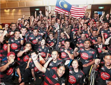  ??  ?? Women, Family and Community Developmen­t Minister Datuk Seri Rohani Abdul Karim (centre) and Malaysia’s chef de mission Datuk Subramania­m Raman Nair (on Rohani’s left) posing with the para athletes yesterday. — NORAFIFI EHSAN / The Star Yes, we can do it: