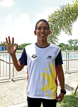  ?? MARIANNE L. SABERON-ABALAYAN ?? HIGH FIVE. Kierl Suazo of Davao City gestures number five to show the total number of gold medals he won in the Private Schools Athletic Associatio­n (Prisaa) 11 Regional Meet swimming competitio­n at the Davao del Norte Sports and Tourism Complex in...