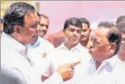  ?? KUNAL PATIL/HT PHOTO ?? BJP leader Ashish Shelar (left) speaks to Congress leader Narayan Rane outside Vidhan Bhavan on Thursday.