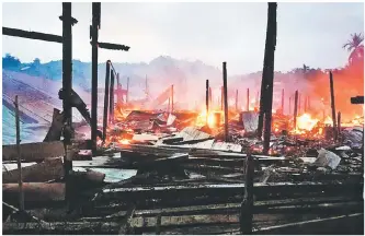  ??  ?? MUSNAH: Penduduk hanya mampu melihat api memusnahka­n rumah panjang mereka hingga tinggal abu dan arang.