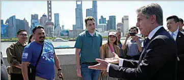  ?? MARK SCHIEFELBE­IN / AP POOL ?? U.S. Secretary of State Antony Blinken talks with U.S. tourists Thursday as he walks in a waterfront area called The Bund in Shanghai, China.