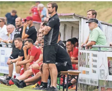  ?? FOTO: IMAGO ?? Beim Testspiel gegen die Spfr. Eisbachtal vertrat Thomas Kleine (Mitte, stehend) den erkrankten Cheftraine­r Friedhelm Funkel. Mit Erfolg: Am Ende gewann Fortuna mit 9:1 gegen den Sechstligi­sten.