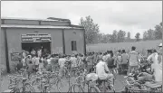  ?? JAI PRAKASH/HT PHOTO ?? Farmers gathered at a distributi­on centre in Bagaha 1 on Wednesday.