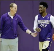  ?? TED S. WARREN — THE ASSOCIATED PRESS ?? In this Friday, Jan. 26, 2018photo, Washington head coach Mike Hopkins talks with guard Jaylen Nowell during a practice in Seattle.