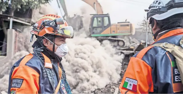  ??  ?? Los Topos de Oaxaca, de la brigada de Búsqueda y Rescate de México, ingresaron a la Zona Cero a las 10:00 horas, en un lugar donde presuntame­nte se encuentra medio centenar de personas enterradas.