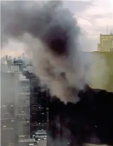  ??  ?? Il fumo La Trump Tower a New York ieri (Foto Instagram/ @Slimados)