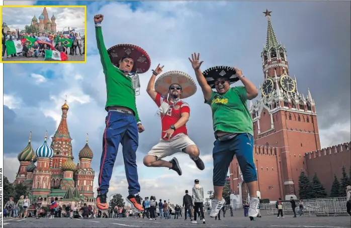  ??  ?? UNA FIESTA. Hinchas mexicanos disfrutan del Mundial en la Plaza Roja, sin duda el escenario en el que Rusia se ha podido mostrar al mundo como un país seguro.